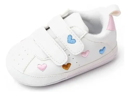 Tenis blancos con corazoncitos (primeros pasos)