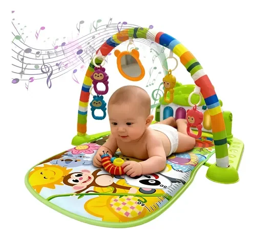 Gimnasio con piano y tapete de juegos