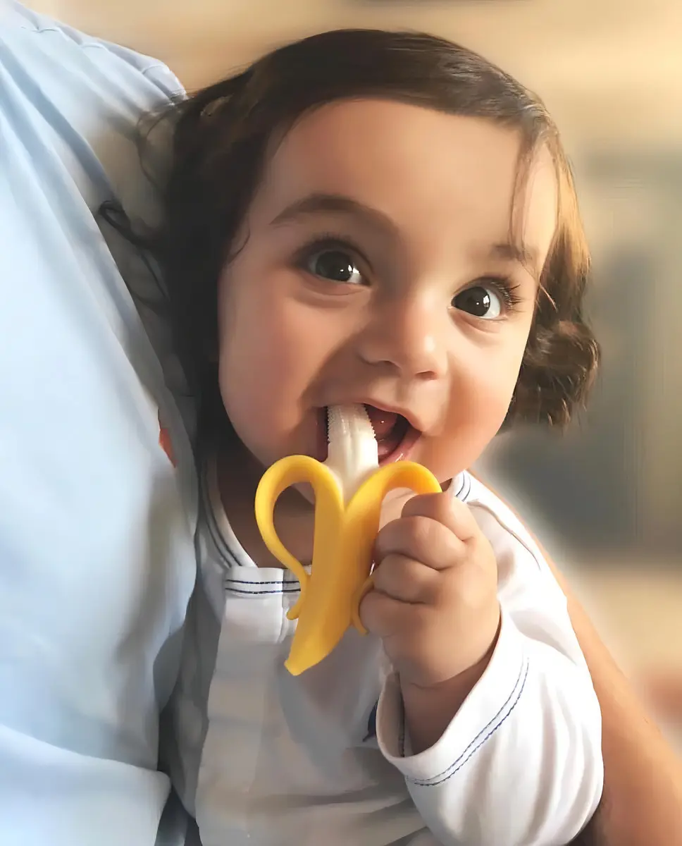 Nuby NanaNubs mordedera con cepillo masajeador en forma de plátano